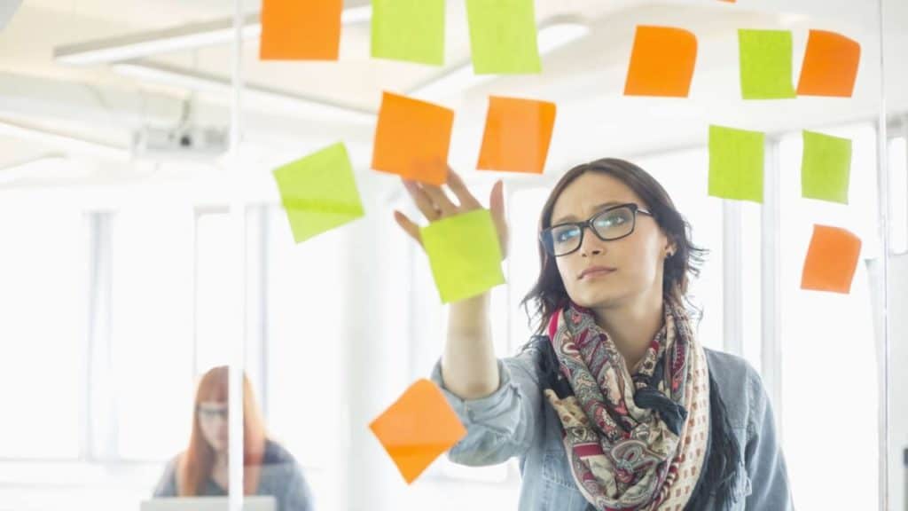 Prioritäten setzen Frau mit Postit web